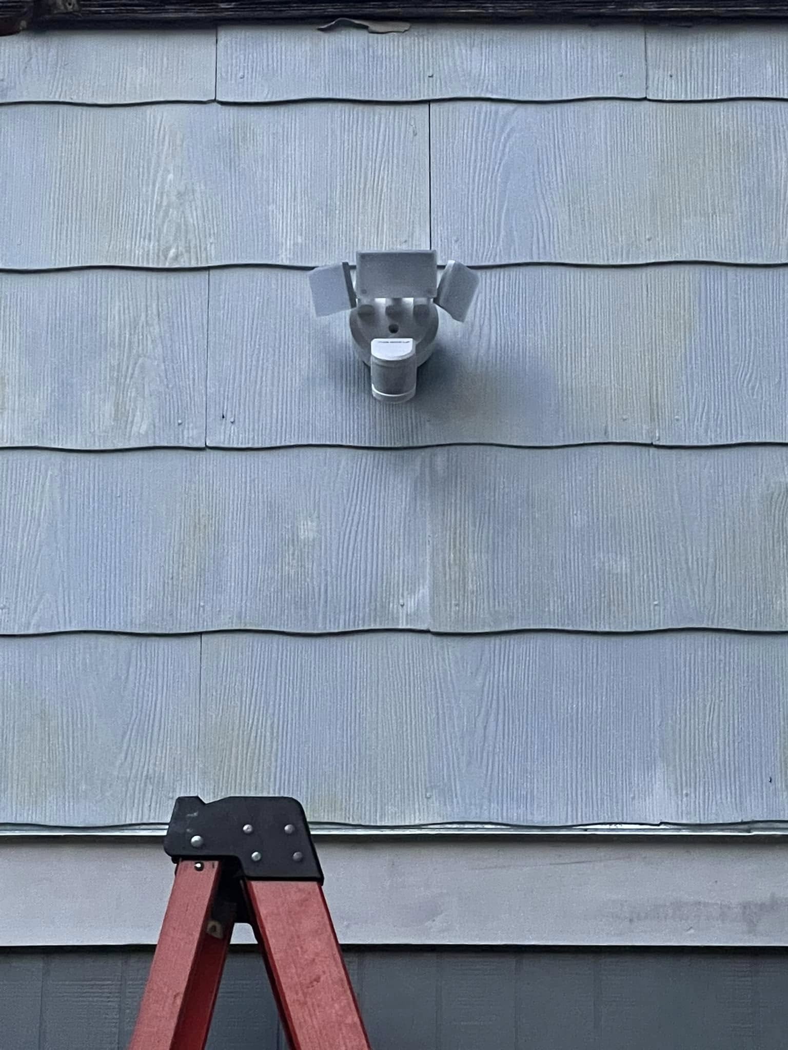 Motion-sensor floodlight